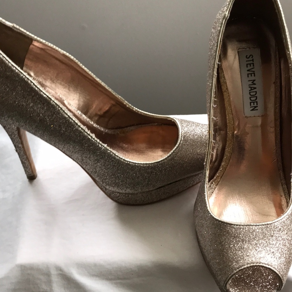 Steve Madden Gold glitter peep toe dress shoe